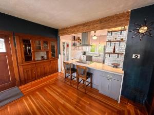 uma cozinha com pisos em madeira e uma bancada em Historic 1905 craftsman em Centralia