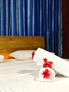 una habitación de hotel con 2 toallas en una cama en Casa De Bella, en Victoria