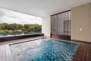 una piscina in una casa con vista di Medic Homestay Selayang Residence 280 a Batu Caves