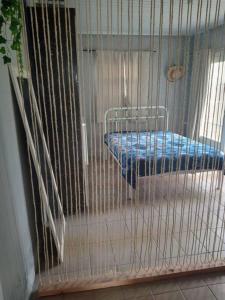 Una jaula de pájaro con una cama en ella en Casa 01 dorm. 05 min da praia perfeito, en Capão da Canoa