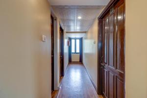 un couloir vide avec une porte et un long couloir dans l'établissement OYO Flagship M H Grand, à Nalmatha