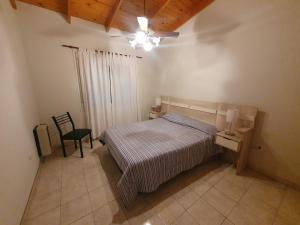 1 dormitorio con 1 cama, 1 mesa y 1 silla en Río Corrientes House en Monte Hermoso