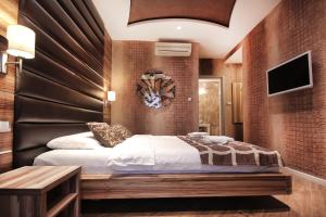 una camera con un grande letto con testiera nera di Apartments Belgrade a Belgrado