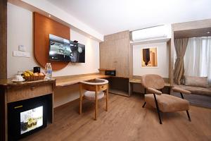 TV a/nebo společenská místnost v ubytování Daali Hotel & Apartment