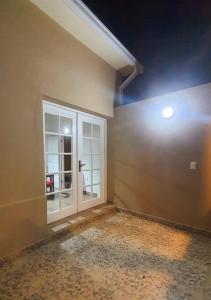 ein leeres Zimmer mit einer Tür und einem Fenster in der Unterkunft Apartamento céntrico Frida's todo nuevo in Tarija