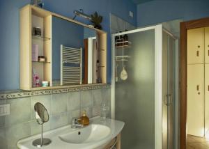 bagno con lavandino e specchio di Apartment with Garden a Romano di Lombardia