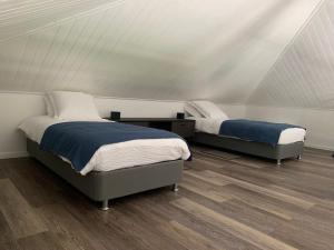 - 2 lits dans une chambre avec un toit dans l'établissement Les Villas de Bella, à Saint-Louis