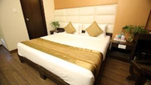 En eller flere senger på et rom på Hotel Rousha Inn , Ghaziabad