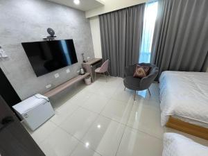 une chambre d'hôtel avec un lit et une télévision à écran plat dans l'établissement Mon Homestay, à Taïtung 7 autres photos