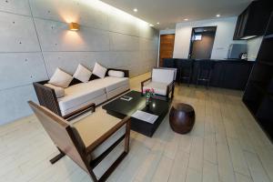 een woonkamer met een bank en een tafel bij Serene Phla Resort and Restaurant in Rayong