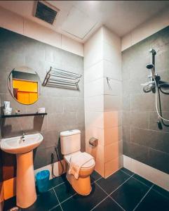 uma casa de banho com um WC, um lavatório e um chuveiro em Royal Agate Beach Resort em Pantai Cenang