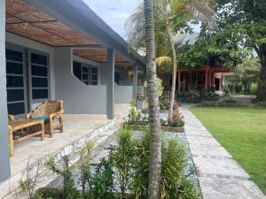 un patio con panchina e palma di SuperSuck Hotel a Maluk