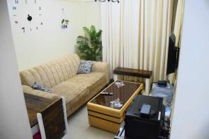 ein Wohnzimmer mit einem Sofa und einem Tisch in der Unterkunft Cutie homes in Nairobi