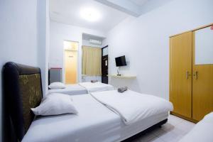 เตียงในห้องที่ Marcello Residence Siwalankerto near Petra University Surabaya Mitra RedDoorz