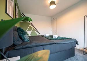 1 dormitorio con 1 cama en una habitación en 4 Bedroom Apartment with non-smoking room, Free WiFi & Parking - Big monthly price reduction en North Hykeham