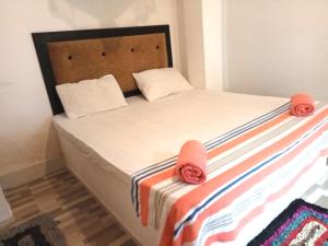 małą sypialnię z łóżkiem i kapciami w obiekcie Group Safari Family Bungalow w mieście Udawalawe
