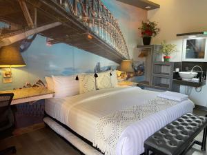 um quarto com uma cama grande e um mural de ponte em Italy Condotel Darasa em Tanauan