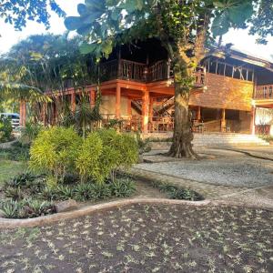 un bâtiment avec un arbre en face dans l'établissement SuperSuck Hotel, à Maluk