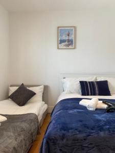 ein Schlafzimmer mit 2 Betten und einem Bild an der Wand in der Unterkunft Private Rooms near Euston Station, Central London (123) in London