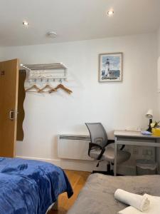 Schlafzimmer mit einem Bett, einem Schreibtisch und einem Stuhl in der Unterkunft Private Rooms near Euston Station, Central London (123) in London