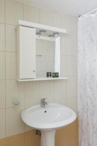 bagno con lavandino bianco e specchio di Esperis a Livadi Astypalaias