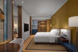 Postel nebo postele na pokoji v ubytování Hilton Hainan Ocean Flower Island