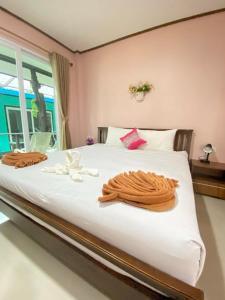 Lanta Wild Beach Resort tesisinde bir odada yatak veya yataklar