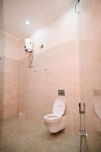 een badkamer met een toilet en een wastafel bij Surendra Villa in Ayodhya