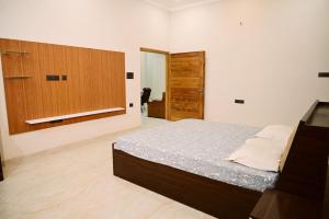 Voodi või voodid majutusasutuse Surendra Villa Home Stay toas