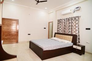 Voodi või voodid majutusasutuse Surendra Villa Home Stay toas