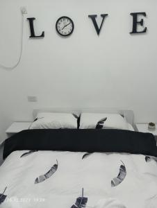 una camera da letto con un letto con un orologio sul muro di רימון יחידות אירוח Vacation units RIMON ad Ashkelon