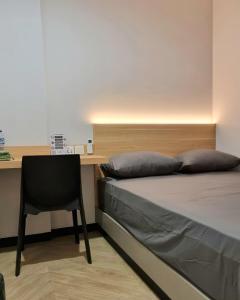 Cama o camas de una habitación en Check Inn Permata Hijau