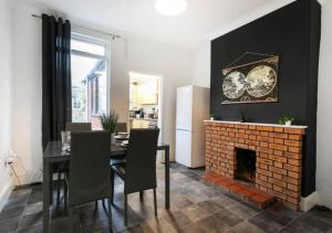 comedor con mesa y chimenea de ladrillo en 3 Bedroom Apartment - Big special offer for long stays, en Lincolnshire