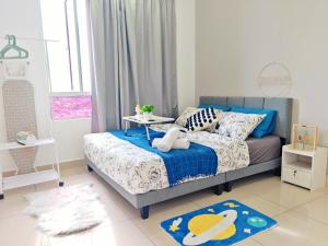 Un pat sau paturi într-o cameră la Space Themed KLCC View Condominium @ 6-8 PAX