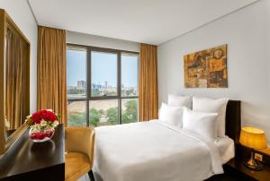 una camera d'albergo con letto e finestra di فندق ميروت-Mirot Hotel a Al Khobar