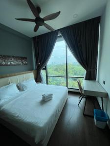1 dormitorio con 1 cama grande y ventilador de techo en Opus Residences Warisan PNB 118 View, en Kuala Lumpur