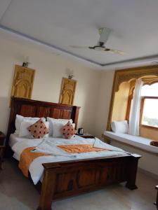 Postel nebo postele na pokoji v ubytování Hotel Sunrise Jaisalmer