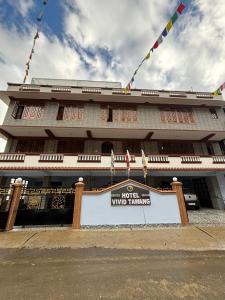 達旺鎮的住宿－Hotel Vivid Tawang，前面有标志的建筑