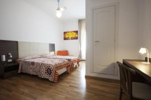 A bed or beds in a room at Hotel Amalfi