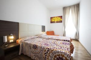 A bed or beds in a room at Hotel Amalfi