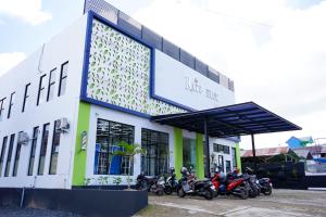 a group of motorcycles parked in front of a building at Urbanview Hotel Ratu Elok Syariah Banjarbaru by RedDoorz in Martapura