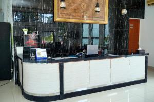 a counter in a restaurant with a counter top at Urbanview Hotel Ratu Elok Syariah Banjarbaru by RedDoorz in Martapura