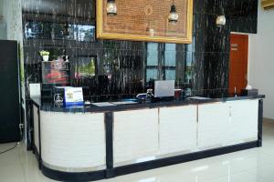Urbanview Hotel Ratu Elok Syariah Banjarbaru by RedDoorz 로비 또는 리셉션