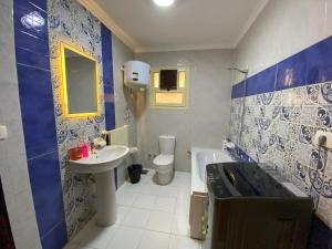 Koupelna v ubytování Cozy 2 BR in New Cairo City - Gated Compound + 8 fotografií