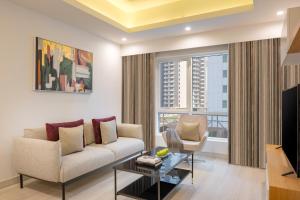 een woonkamer met een bank en een tafel bij Marriott Executive Apartments City Center Doha in Doha