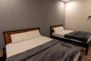a room with two beds in a room at *NEW 12Px w KTV/KidsPool/Billiard/Jacuzzi near USM in Gelugor