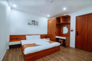 洞海的住宿－Diamond Hotel Quảng Bình，一间卧室配有一张床和镜子