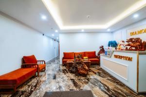 uma sala de estar com um sofá e uma mesa em Diamond Hotel Quảng Bình em Dong Hoi