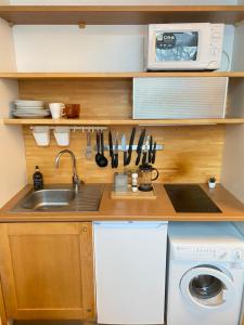 una pequeña cocina con fregadero y lavavajillas en Loft Ilmarine, en Tallin