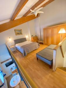 1 dormitorio con 1 cama y ventilador de techo en Loft Ilmarine en Tallin